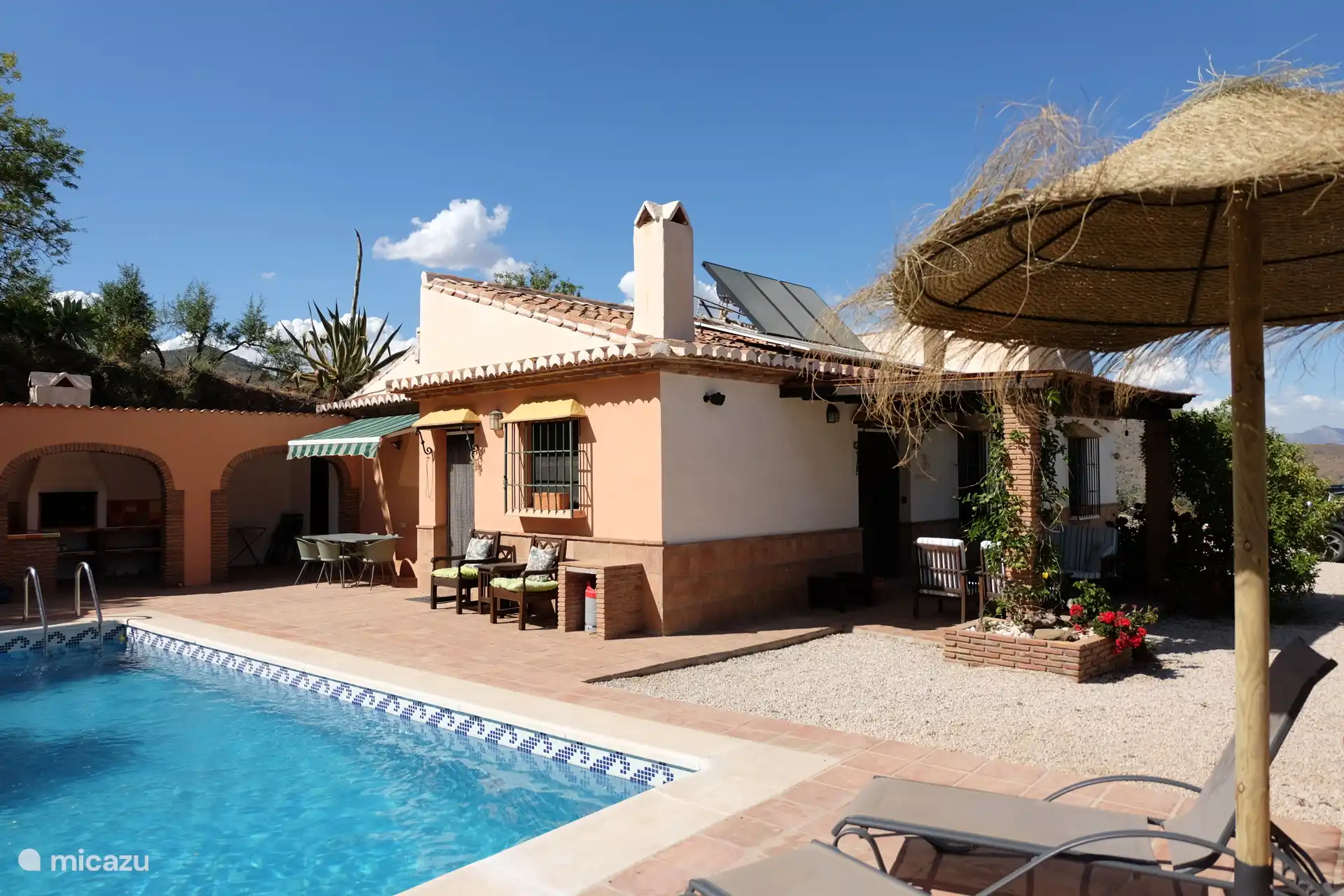 openlucht eetgedeelte en overdekte living