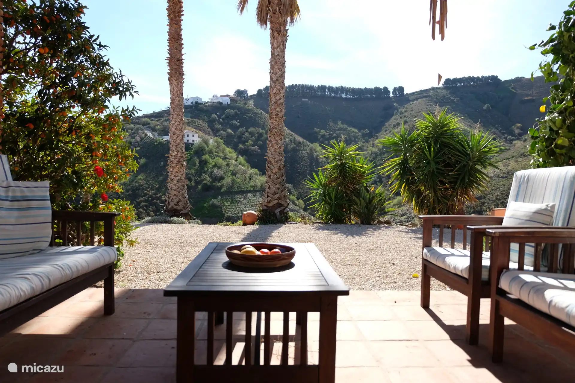 zicht vanuit de overdekte buitenliving