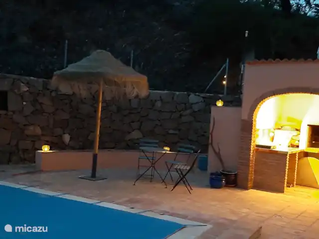 Casa Almendra Málaga | Espagne, Andalousie, El Borge - maison de vacances Cuisine extérieure éclairée au crépuscule