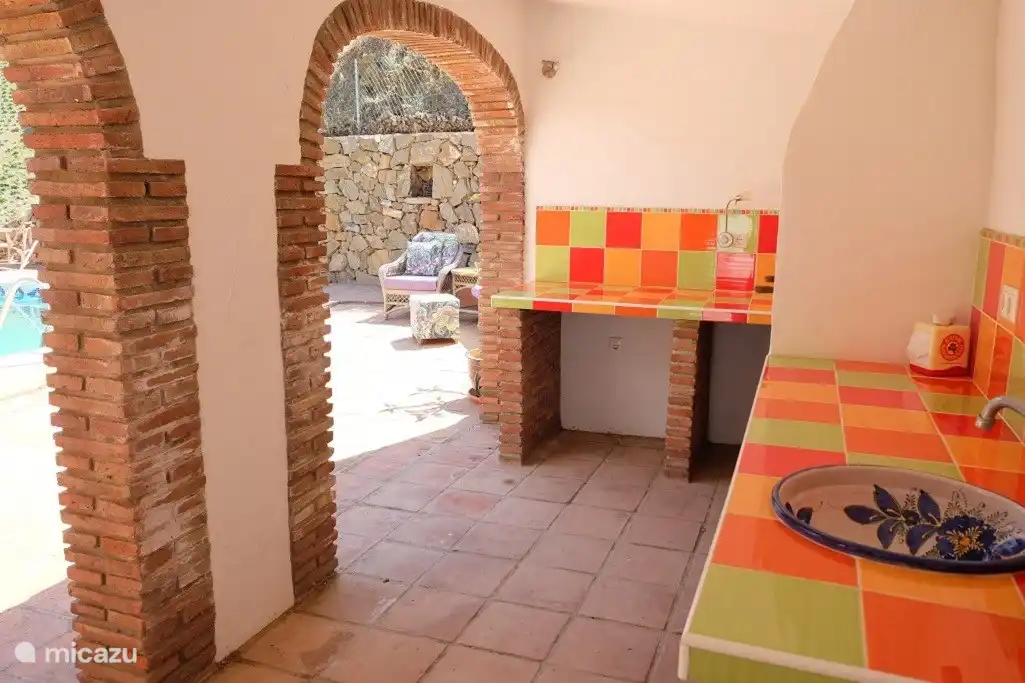 overdekte buitenkeuken met BBQ