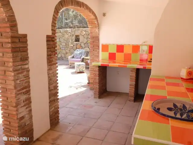 Casa Almendra Málaga | Espagne, Andalousie, El Borge - maison de vacances cuisine extérieure couverte avec BBQ