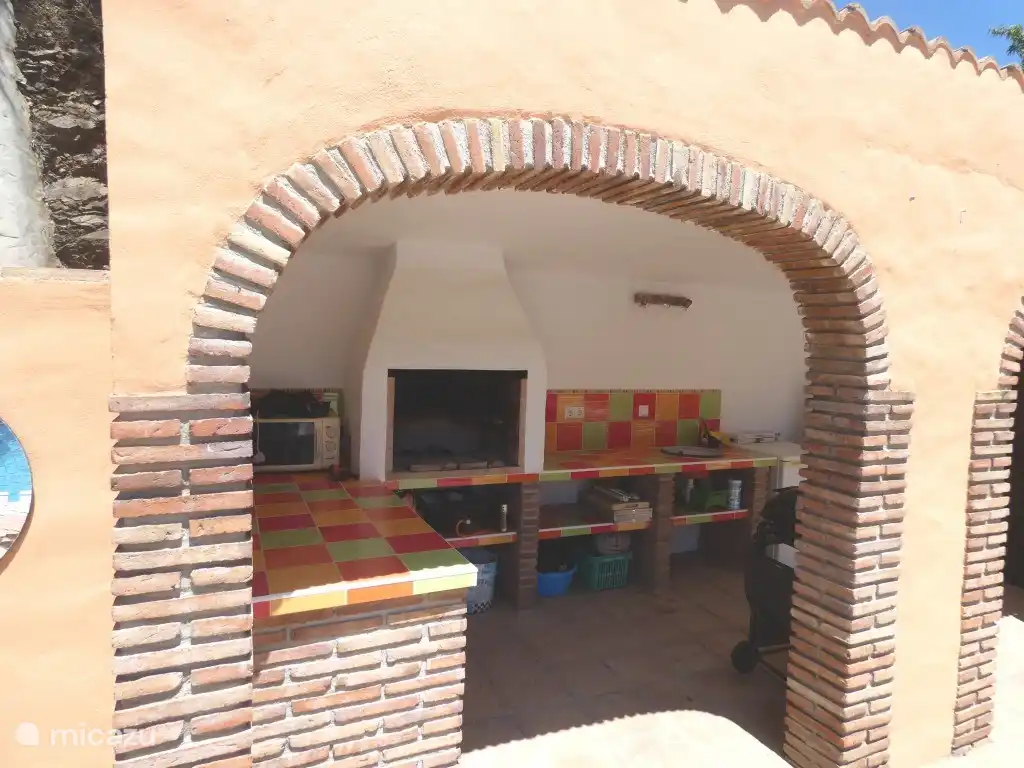 overdekte keuken met BBQ