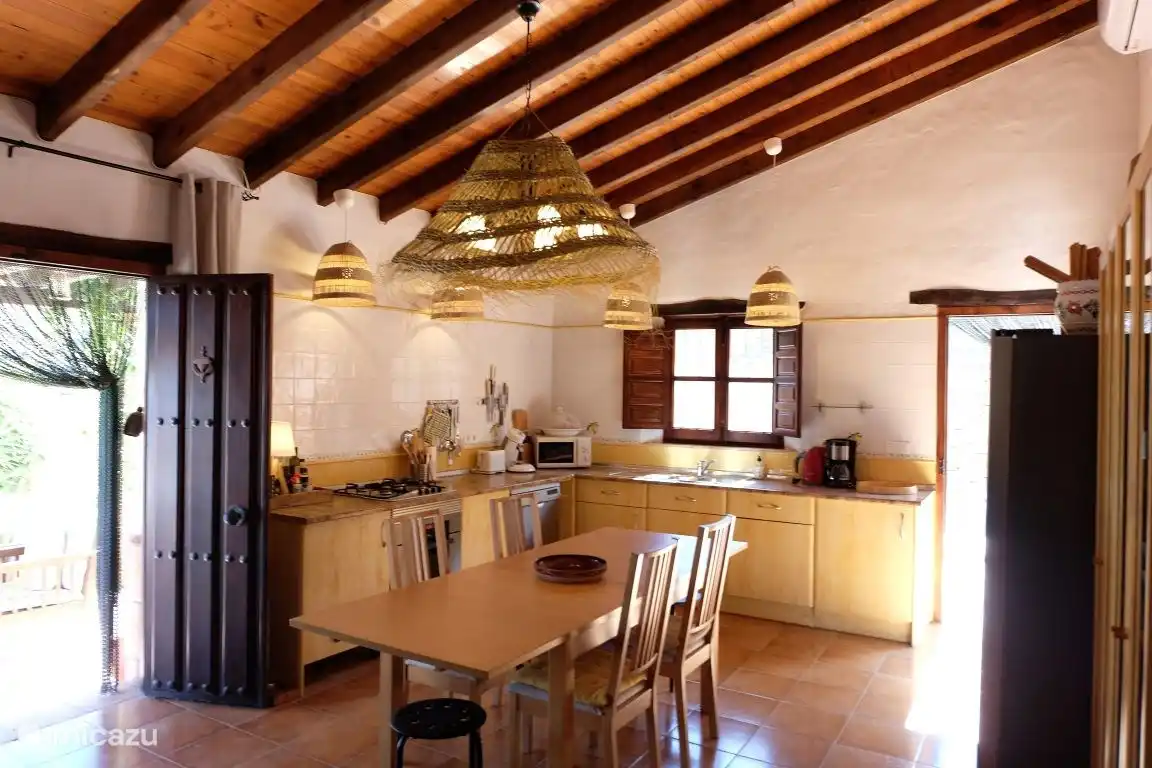 open  keuken met doorgang naar overdekt terras 