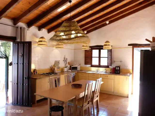 Casa Almendra Málaga | Espagne, Andalousie, El Borge - maison de vacances cuisine ouverte avec passage vers terrasse couverte