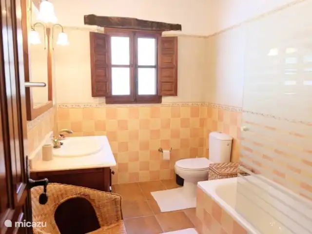Casa Almendra Málaga | Espagne, Andalousie, El Borge - maison de vacances Salle de bain familiale avec baignoire et douche