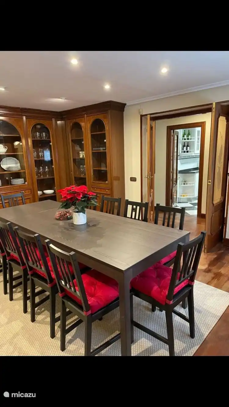 Salle à manger avec tous types d'ustensiles de cuisine, verres à vin, verres à shot, coupes à champagne et jeux de société