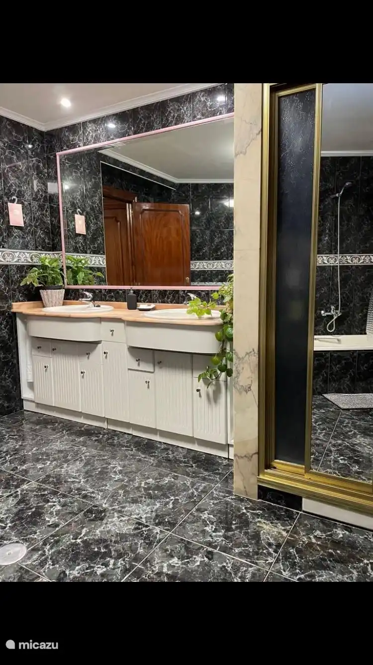 En bas double lavabo et douche 