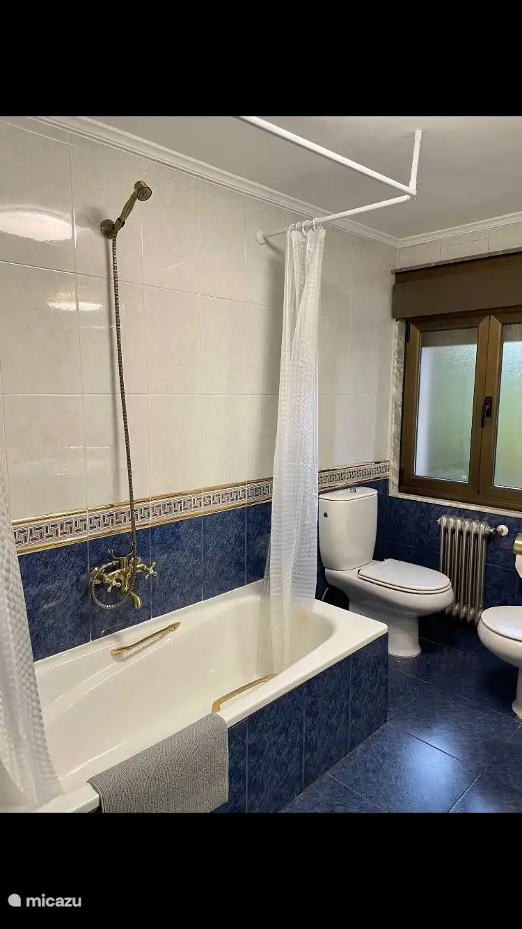 Salle de bain complète à l'étage 