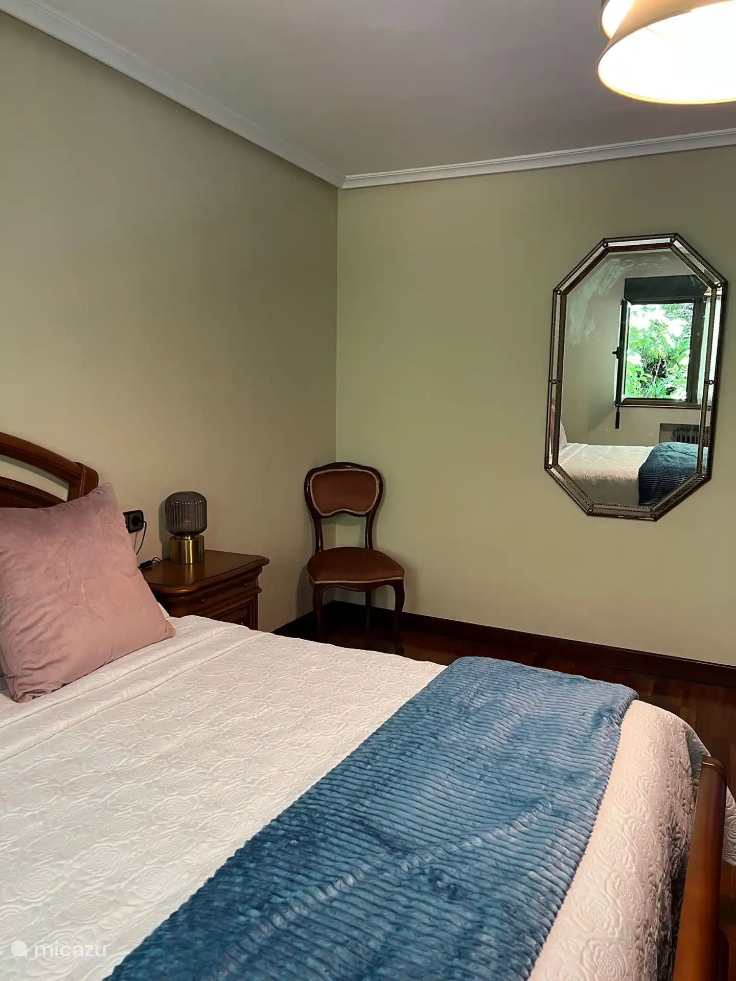 Chambre double de 30 mètres carrés et salle de bain privée 