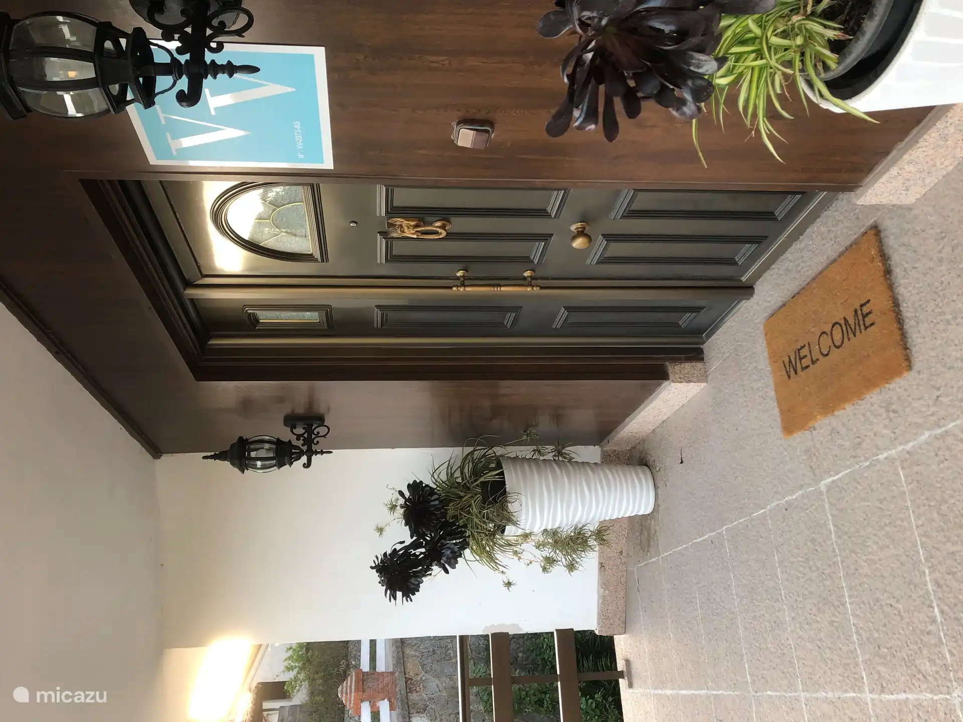 Entrée principale à l'étage supérieur