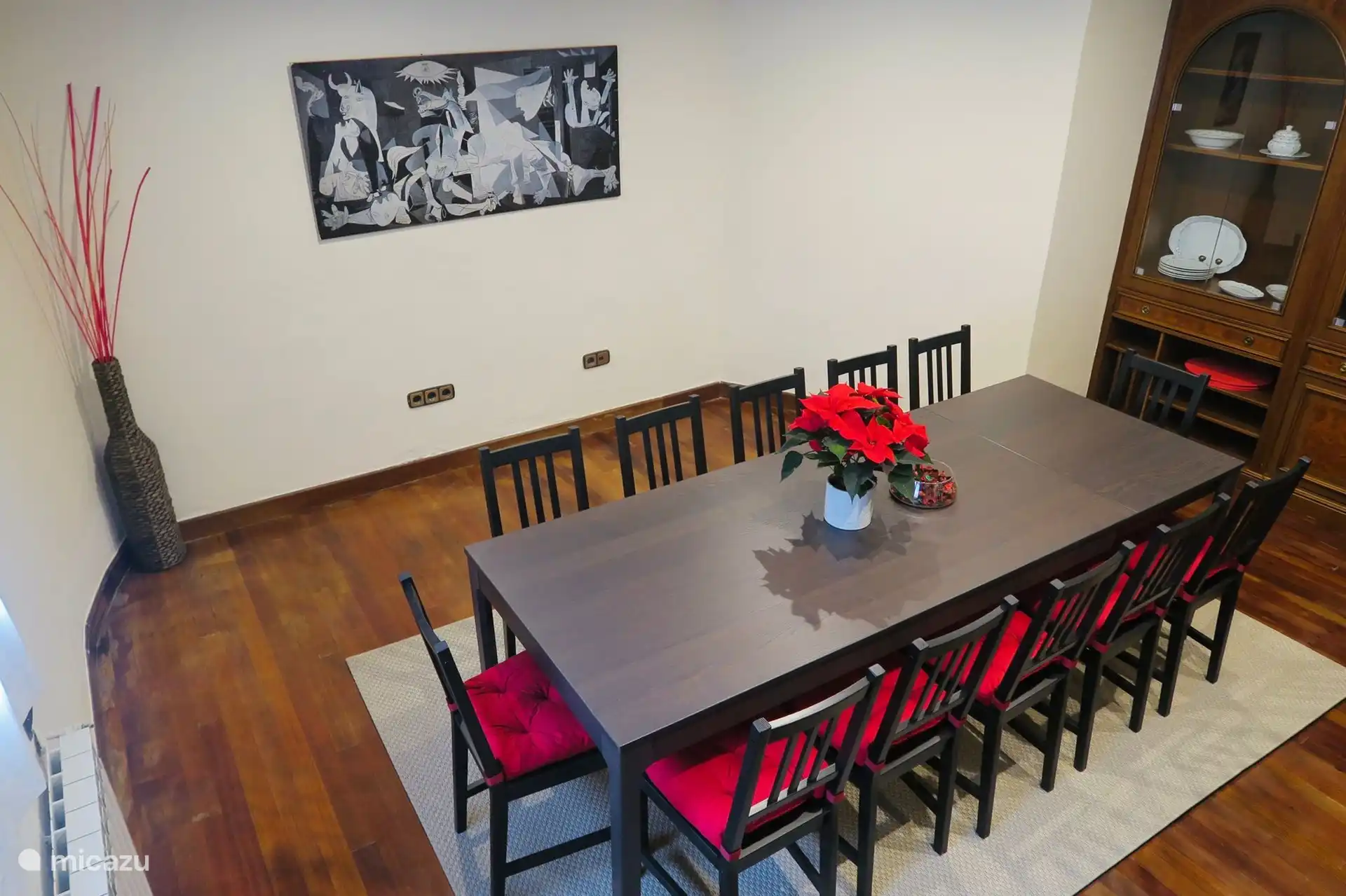 Grande salle à manger pouvant accueillir 12 personnes