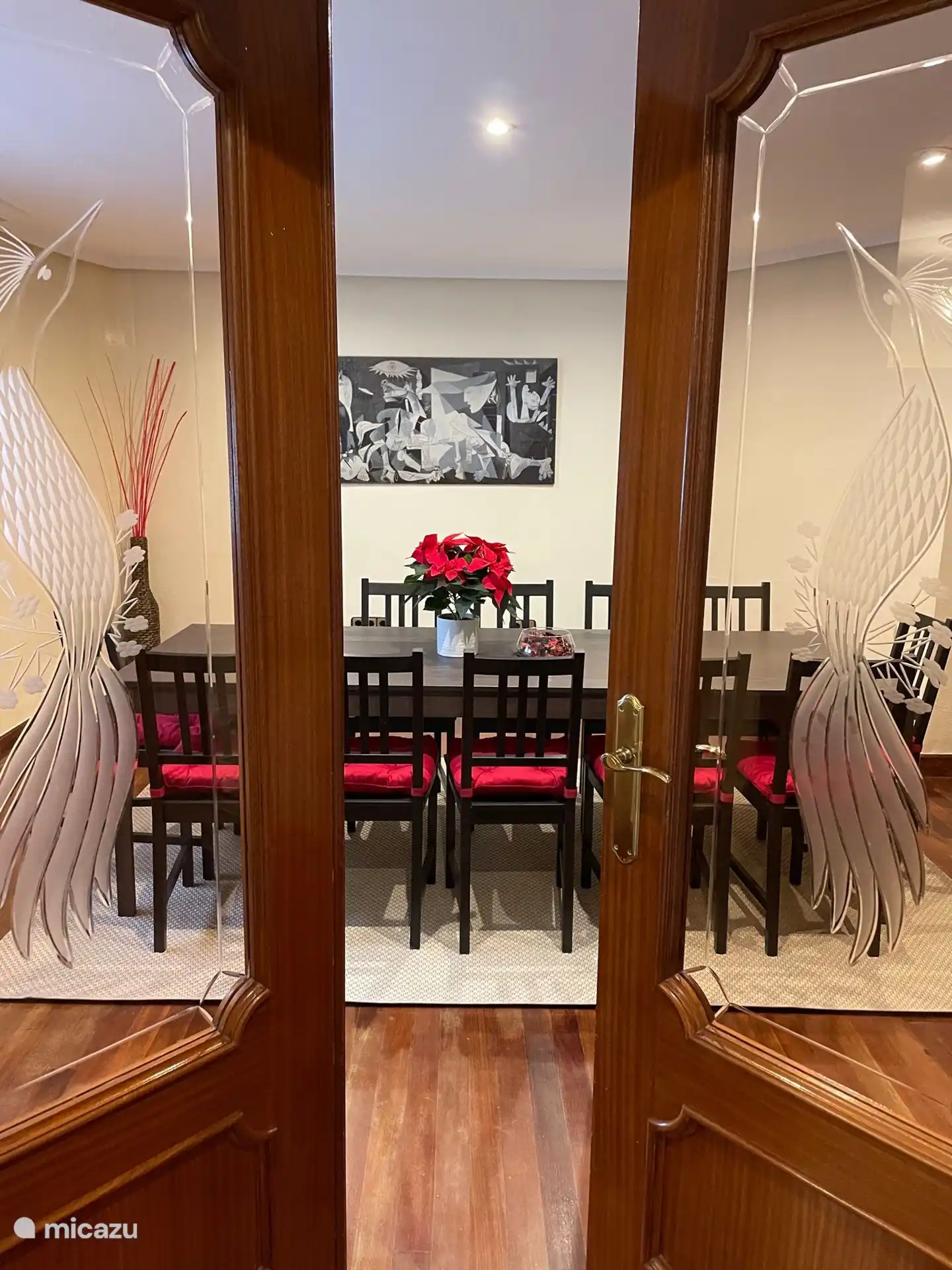 Salle à manger située face à la cuisine au rez-de-chaussée 