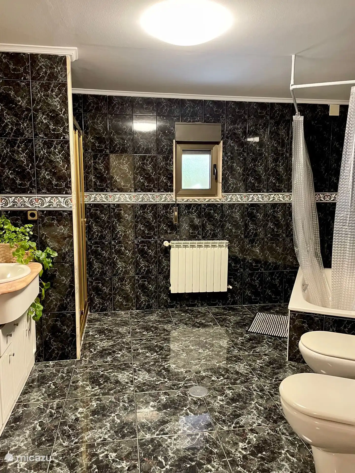 Salle de bain complète avec douche et baignoire au rez-de-chaussée 