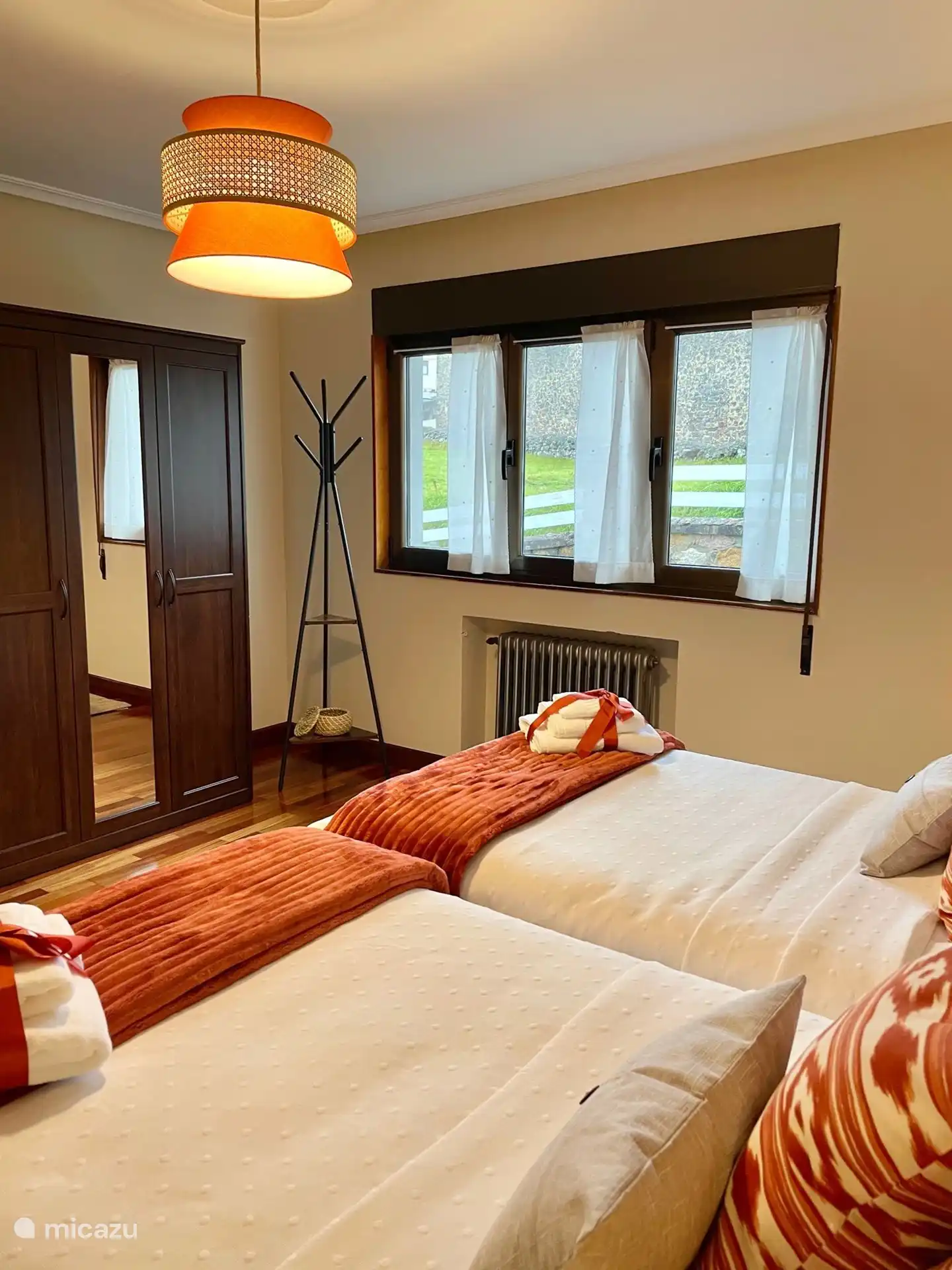 Armoire et commode dans une chambre double de 25 mètres carrés 