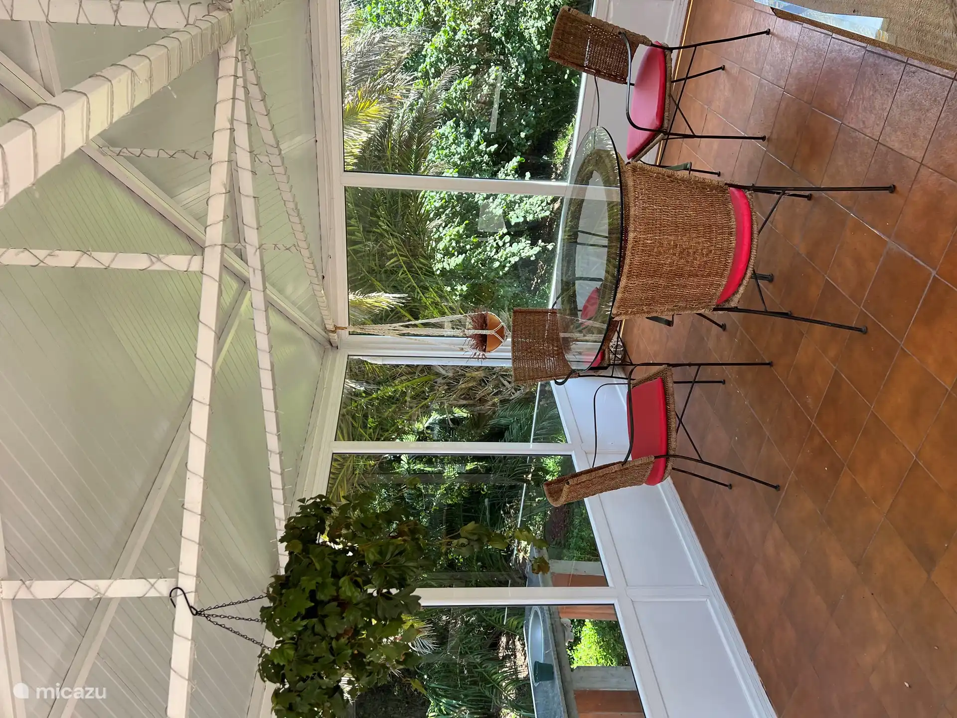 Table avec chaises à l'intérieur du gazebo