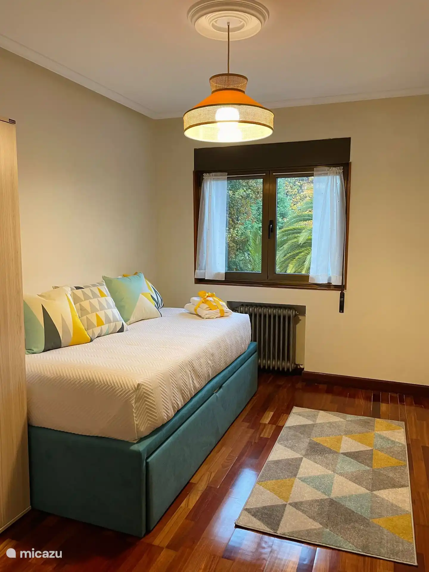 Chambre double avec 105 lits gigognes et lits viscoélastiques