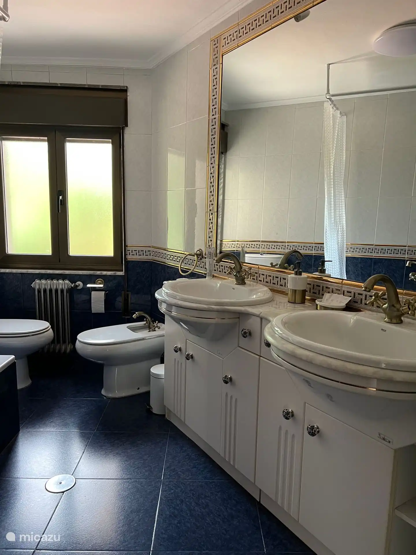 Salle de bain complète avec douche et baignoire à l'étage