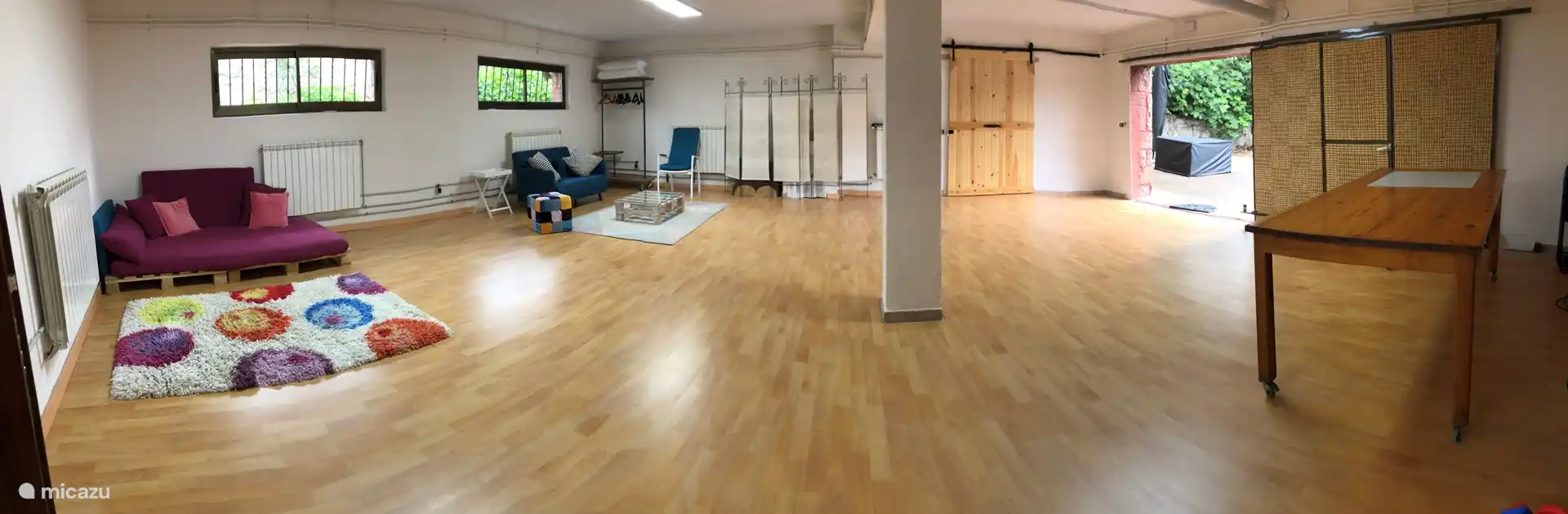 Ancien garage rénové. 70 mètres carrés avec accès direct au grill et au jardin