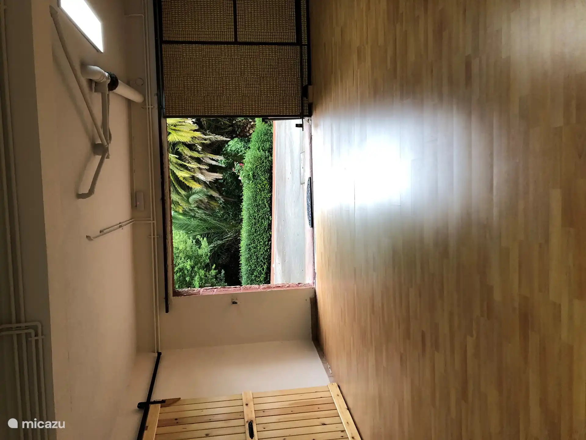 Accès à la cour depuis le studio