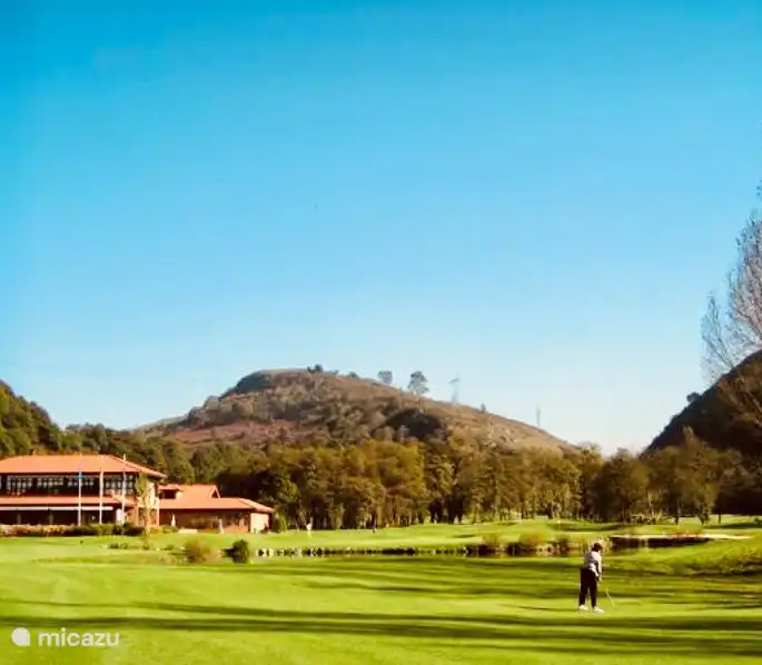 Terrain de golf de Las Caldas situé à 3 km de la maison