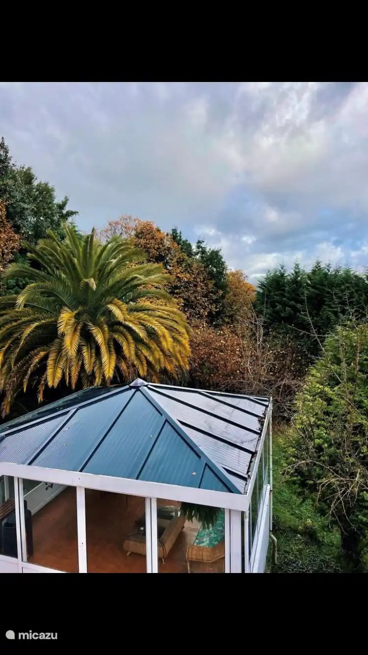 Le gazebo et une partie du jardin depuis la terrasse d'une des chambres 