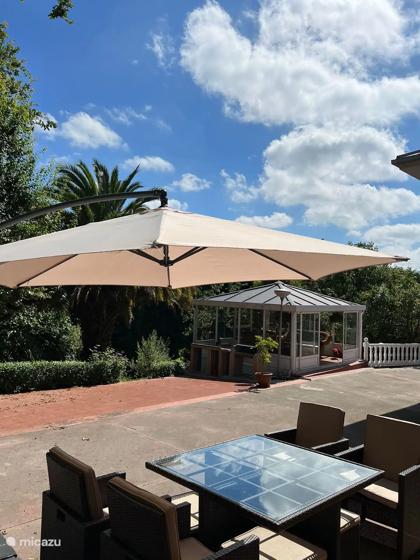 Cour arrière avec une intimité totale