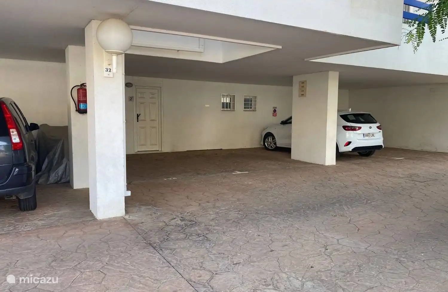 Place de parking privée couverte et sécurisée incluse avec notre appartement