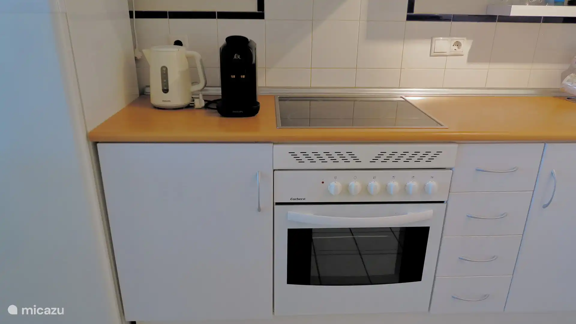 Le four et la machine à café pour les tasses à café et la bouilloire L'Or