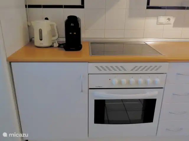 El Canario Azul Zeezicht Torrevieja huren in Spanje, Costa Blanca, Orihuela Costa - appartement De oven en het koffieapparaat voor L'Or koffiecups en waterkoker