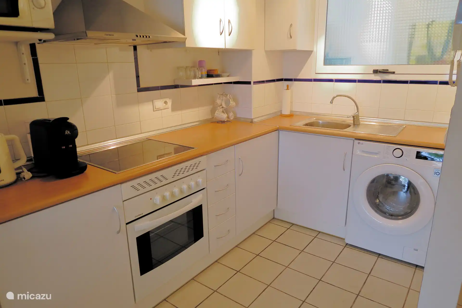 Cuisine avec four et laveuse/sécheuse