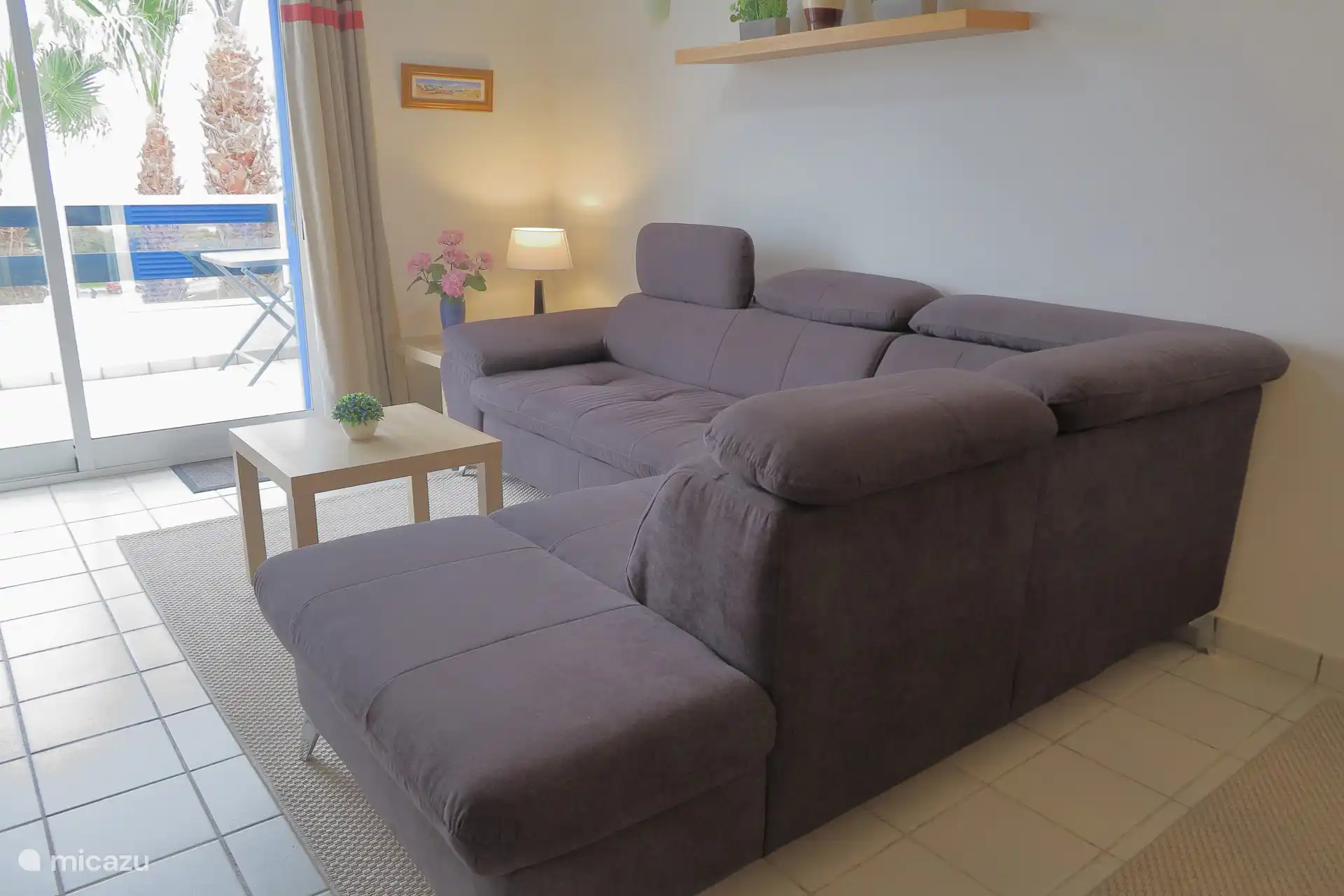 Le coin salon avec le balcon en arrière-plan