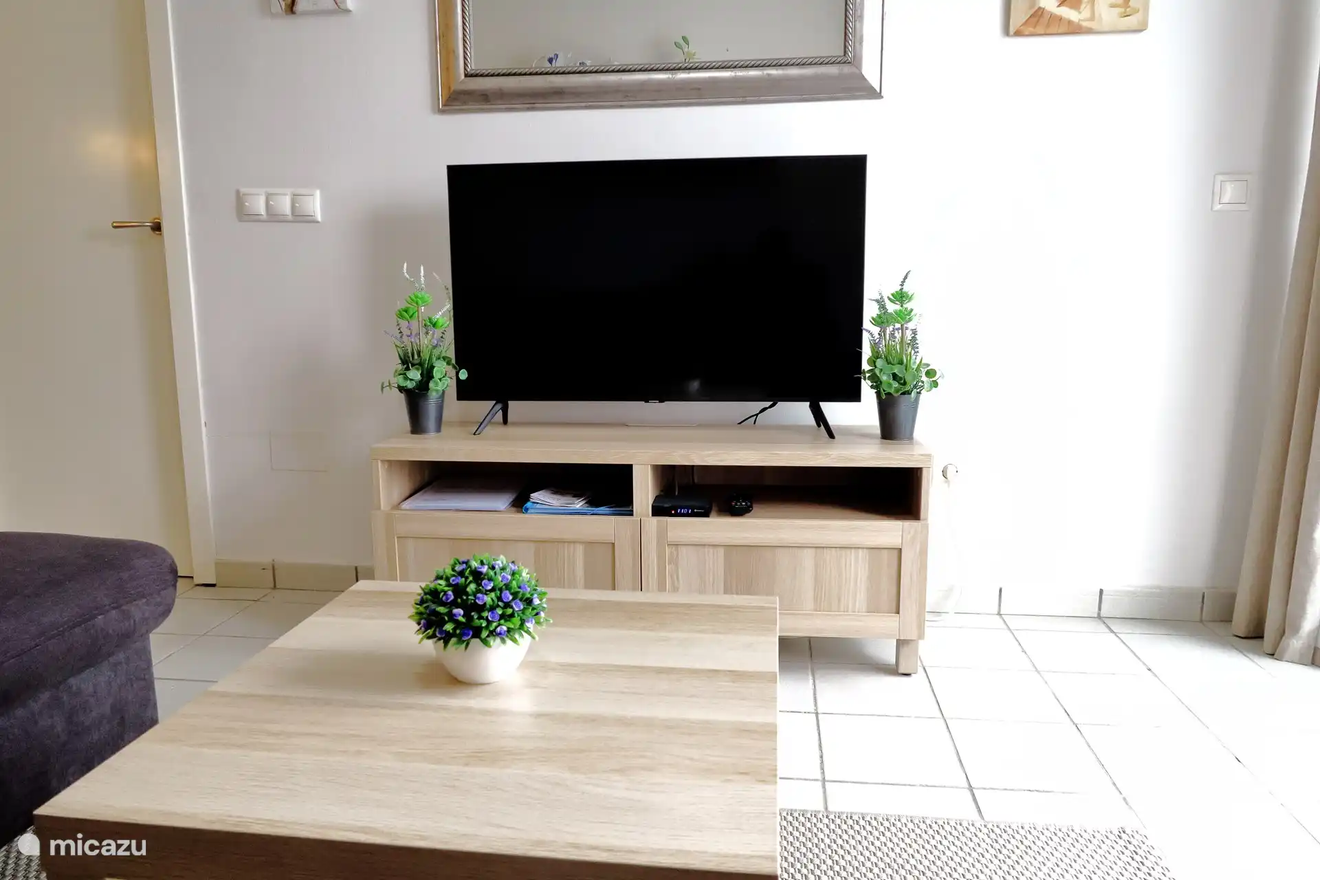 La télévision avec toutes les chaînes néerlandaises gratuites importantes et des centaines de chaînes internationales. Également une connexion WiFi rapide 5G de 350 Mo 