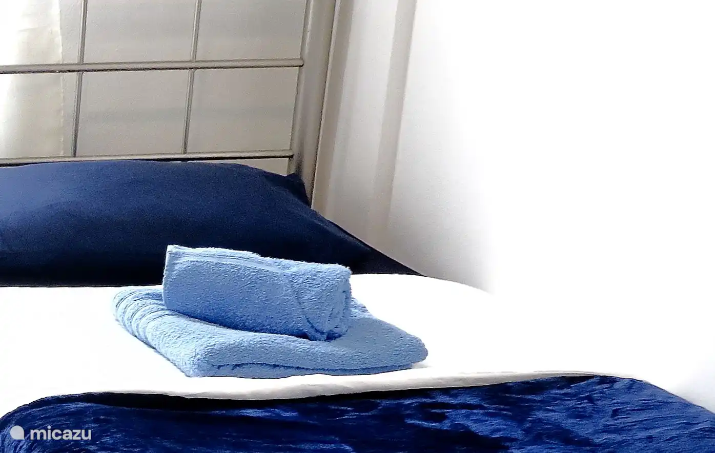 Les couleurs principales de cette pièce sont le bleu