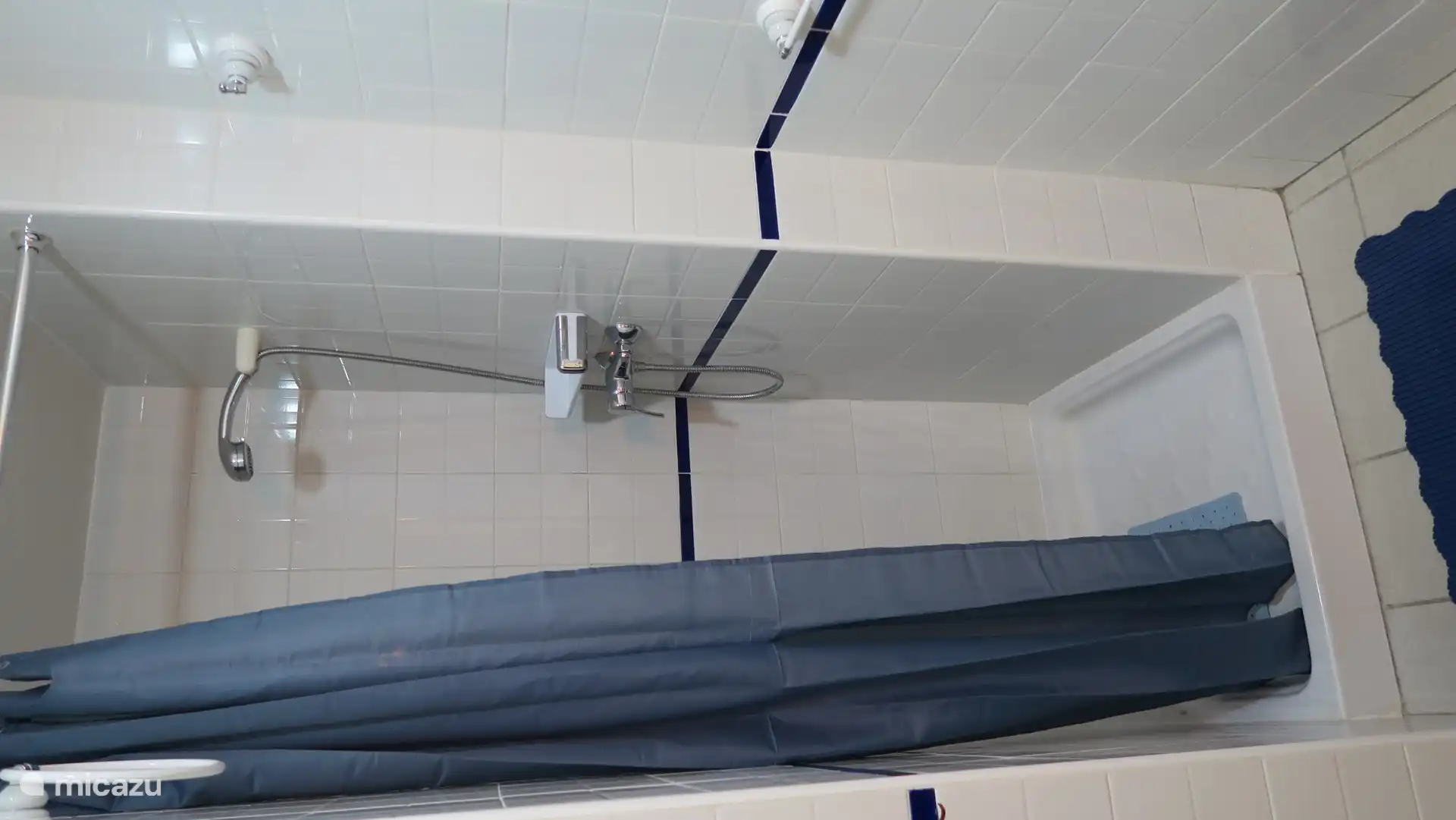 Douche dans la chambre bleue