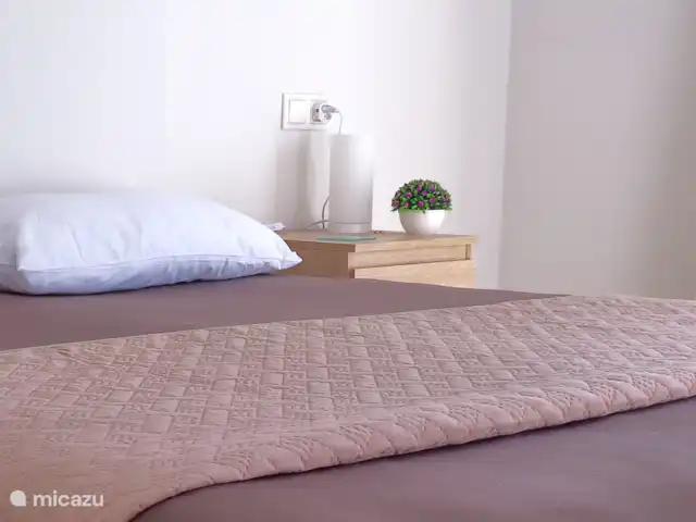 El Canario Azul Zeezicht Torrevieja huren in Spanje, Costa Blanca, Orihuela Costa - appartement De slaapkamer met het tweepersoonsbed met daar donkerbruin en wit eiken als hoofdkleuren