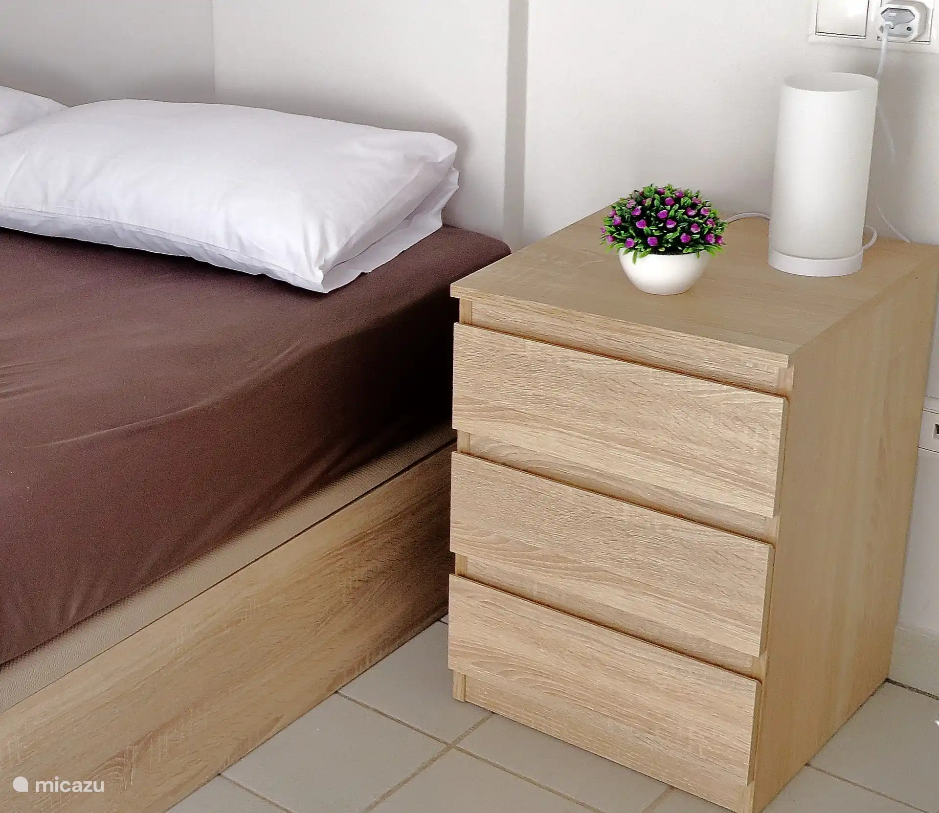 Table de chevet avec veilleuse