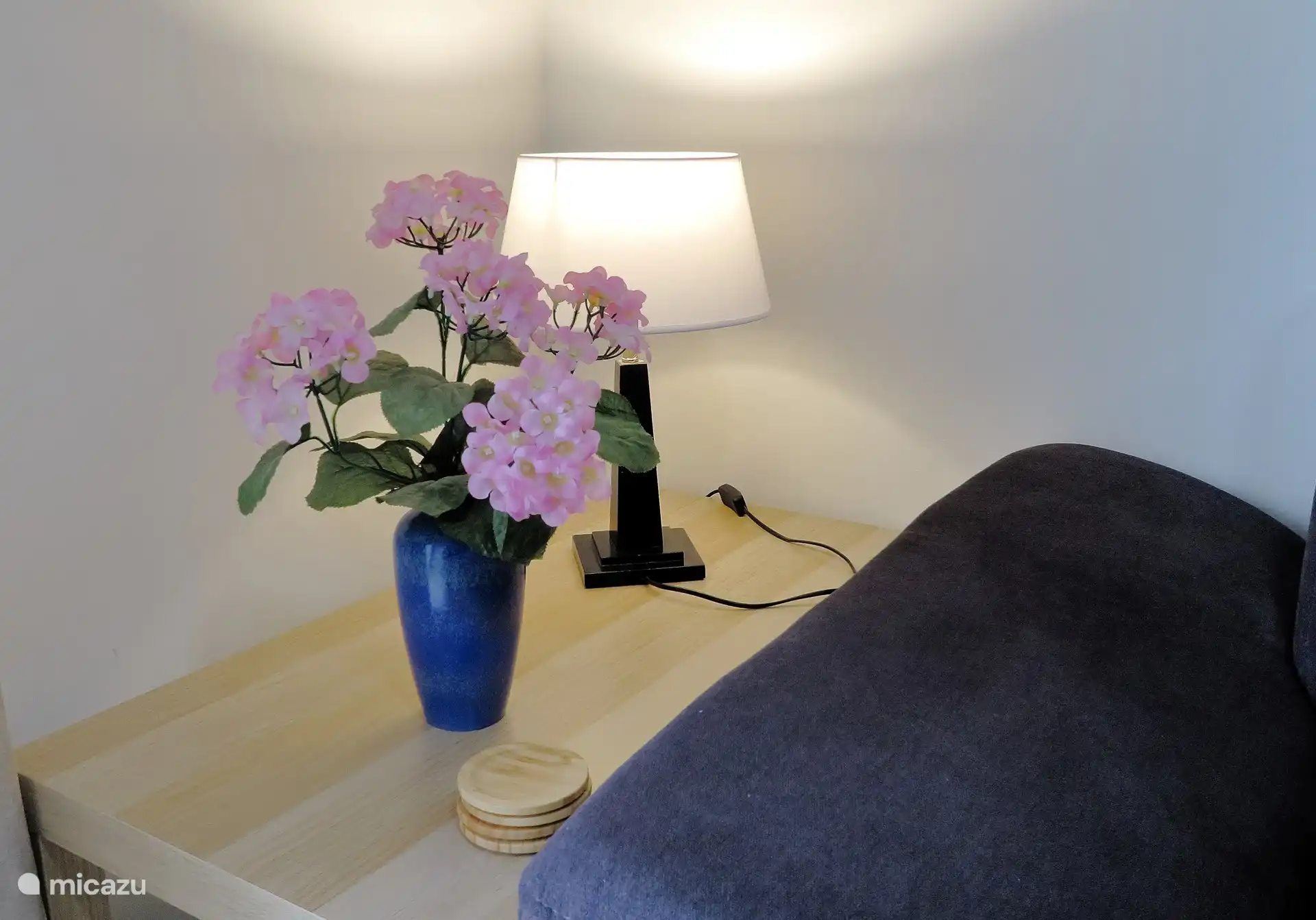 Fleur sur la table d'appoint à côté du canapé