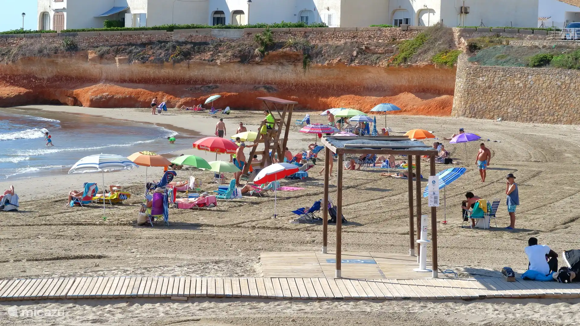 Accès à la plage et terrasse abritée avec robinet au pied pour les utilisateurs de fauteuils roulants