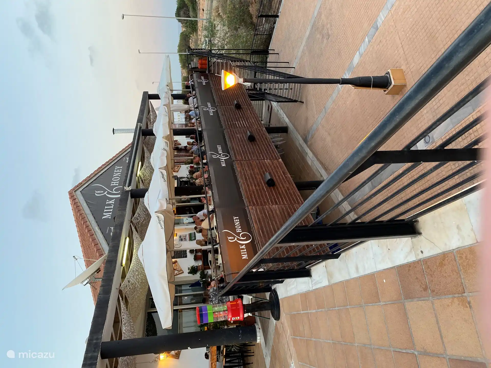 Un aperçu de la partie supérieure du complexe avec plus de 40 établissements de restauration à 200 mètres de l'appartement de vacances.