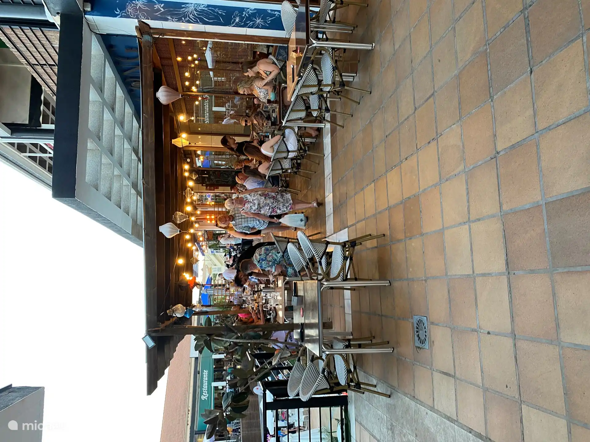 Un aperçu de la partie supérieure du complexe avec plus de 40 établissements de restauration à 200 mètres de l'appartement de vacances.