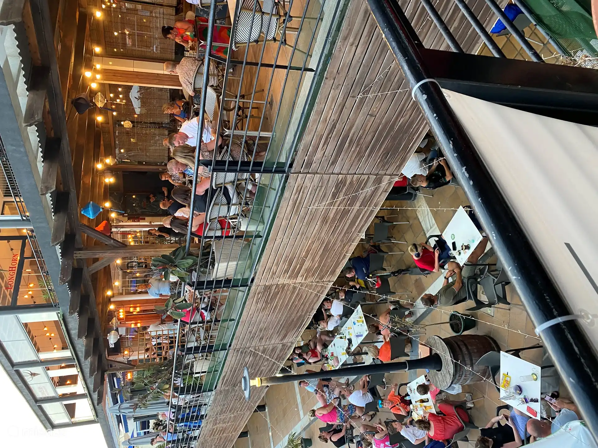 Un aperçu de la partie basse du complexe avec plus de 40 établissements de restauration, à 200 mètres de l'appartement de vacances.