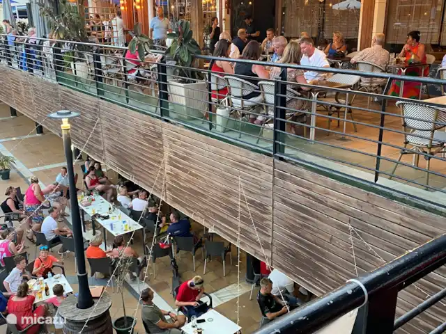 El Canario Azul Zeezicht Torrevieja huren in Spanje, Costa Blanca, Orihuela Costa - appartement Een overzicht van het beneden deel van het complex met ruim 40 horeca gelegenheden 200 meter van het vakantie appartement.