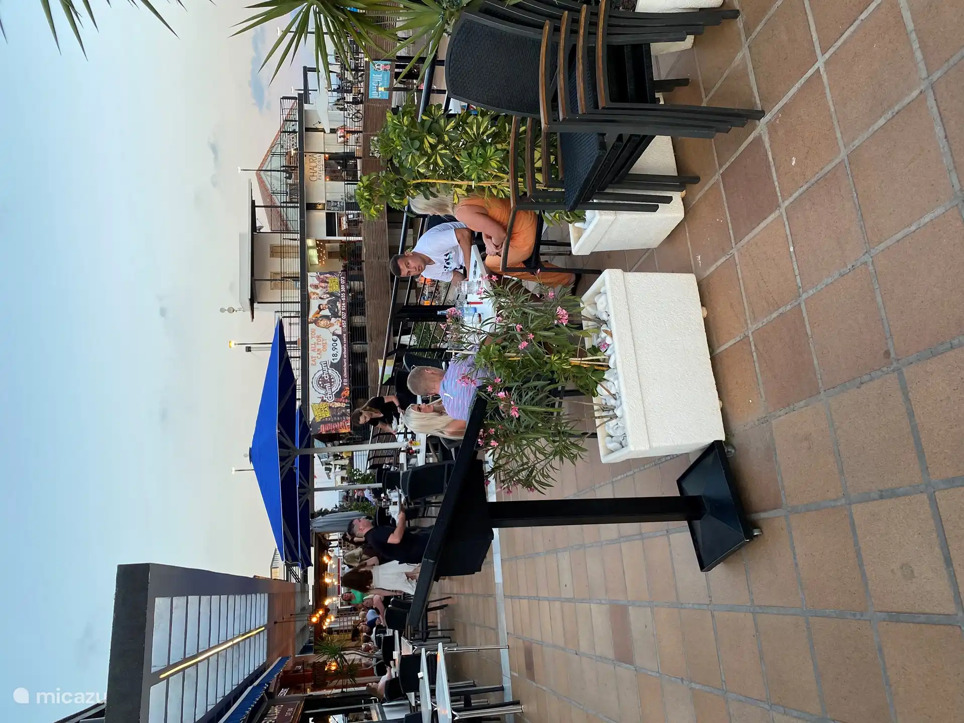 Un aperçu de la partie supérieure du complexe avec plus de 40 établissements de restauration à 200 mètres de l'appartement de vacances.