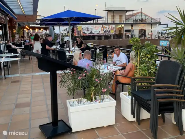 El Canario Azul Zeezicht Torrevieja huren in Spanje, Costa Blanca, Orihuela Costa - appartement Een overzicht van het bovendeel van het complex met ruim 40 horeca gelegenheden 200 meter van het vakantie appartement.