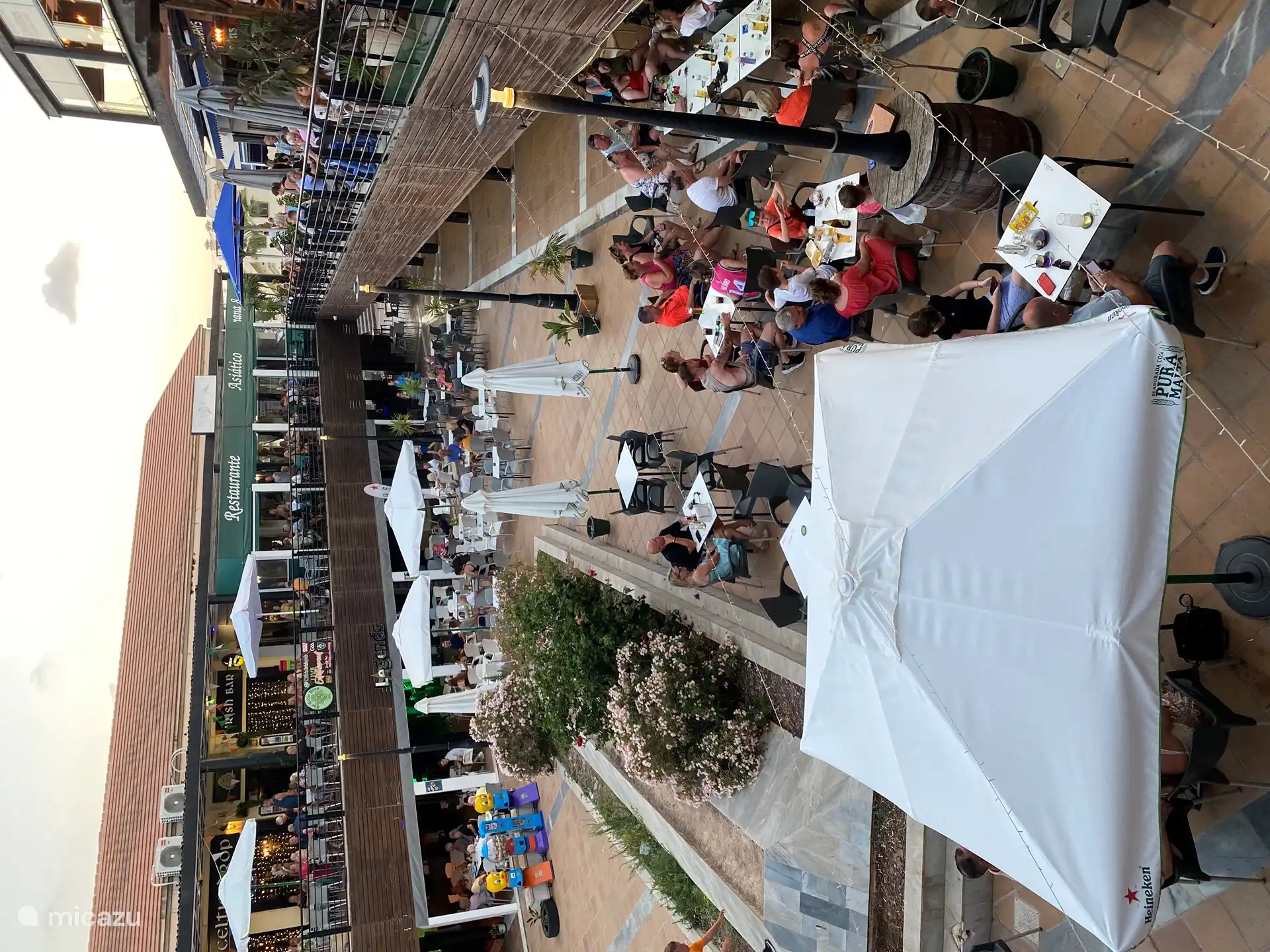 Un aperçu de la partie basse du complexe avec plus de 40 établissements de restauration, à 200 mètres de l'appartement de vacances.