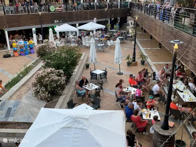 El Canario Azul Zeezicht Torrevieja huren in Spanje, Costa Blanca, Orihuela Costa - appartement Een overzicht van het beneden deel van het complex met ruim 40 horeca gelegenheden 200 meter van het vakantie appartement.