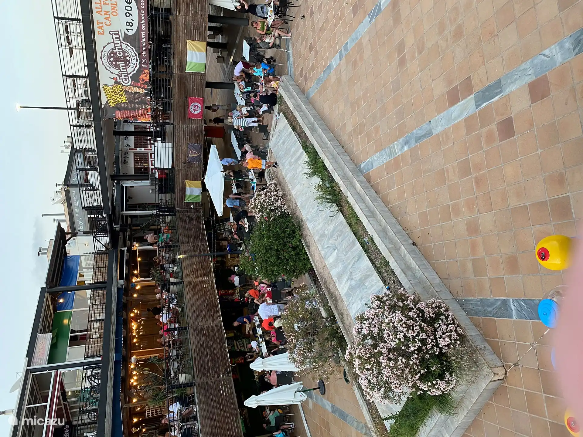 Un aperçu de la partie basse du complexe avec plus de 40 établissements de restauration, à 200 mètres de l'appartement de vacances.