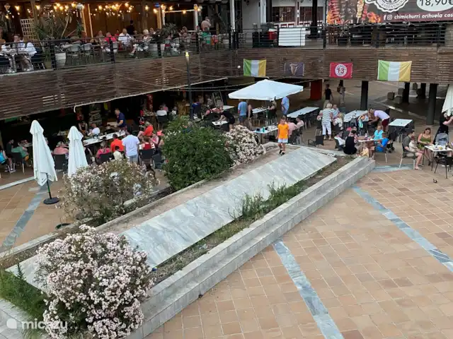 El Canario Azul Zeezicht Torrevieja huren in Spanje, Costa Blanca, Orihuela Costa - appartement Een overzicht van het beneden deel van het complex met ruim 40 horeca gelegenheden 200 meter van het vakantie appartement.