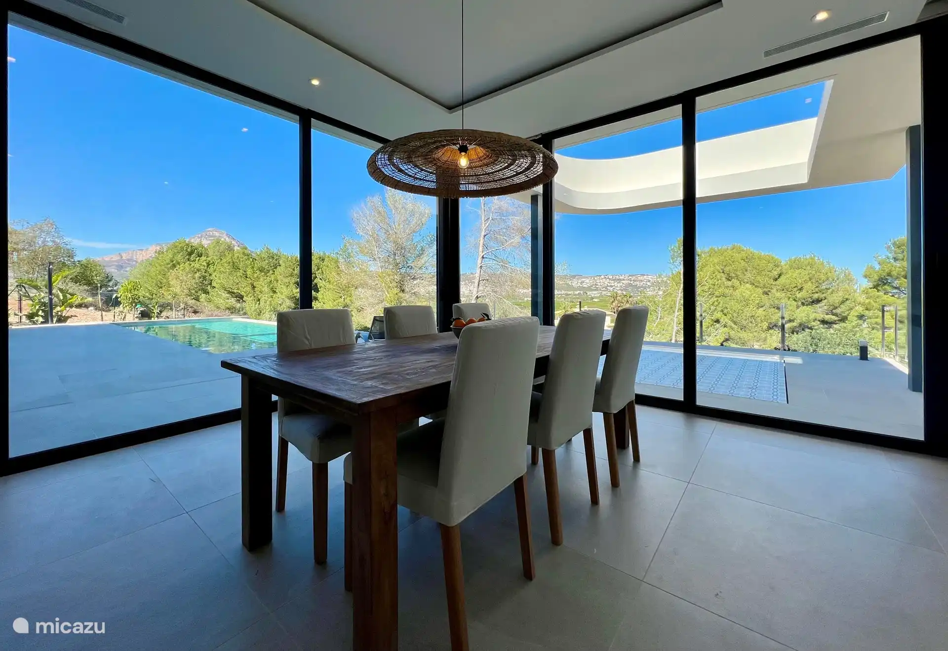 Esstisch mit wunderschönem Blick auf die Montgo-Berge und Blick auf den Swimmingpool.