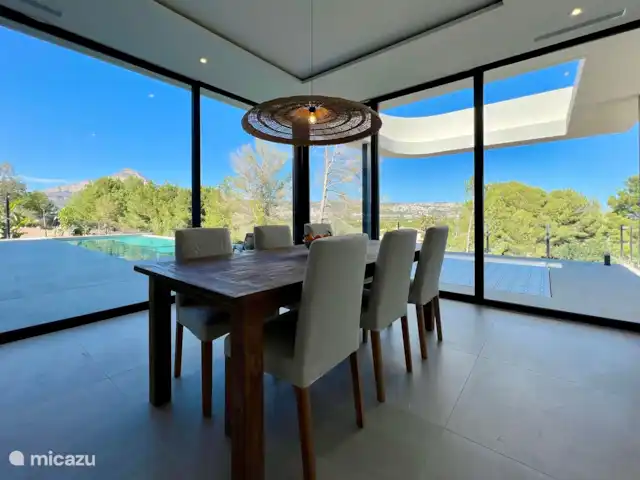 Villa eco del mar | Espagne, Costa Blanca, Jávea - villa Table à manger avec une belle vue sur les montagnes du Montgo et une vue sur la piscine.